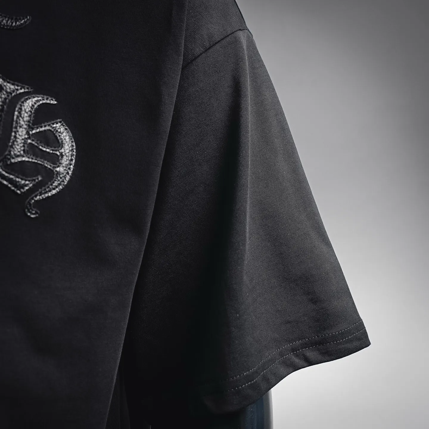 140 Chtome Hearta/ 26ss T Premium ，40 。 ！ Versatile ！ Same Style ：Black、White Sizes：XS-L